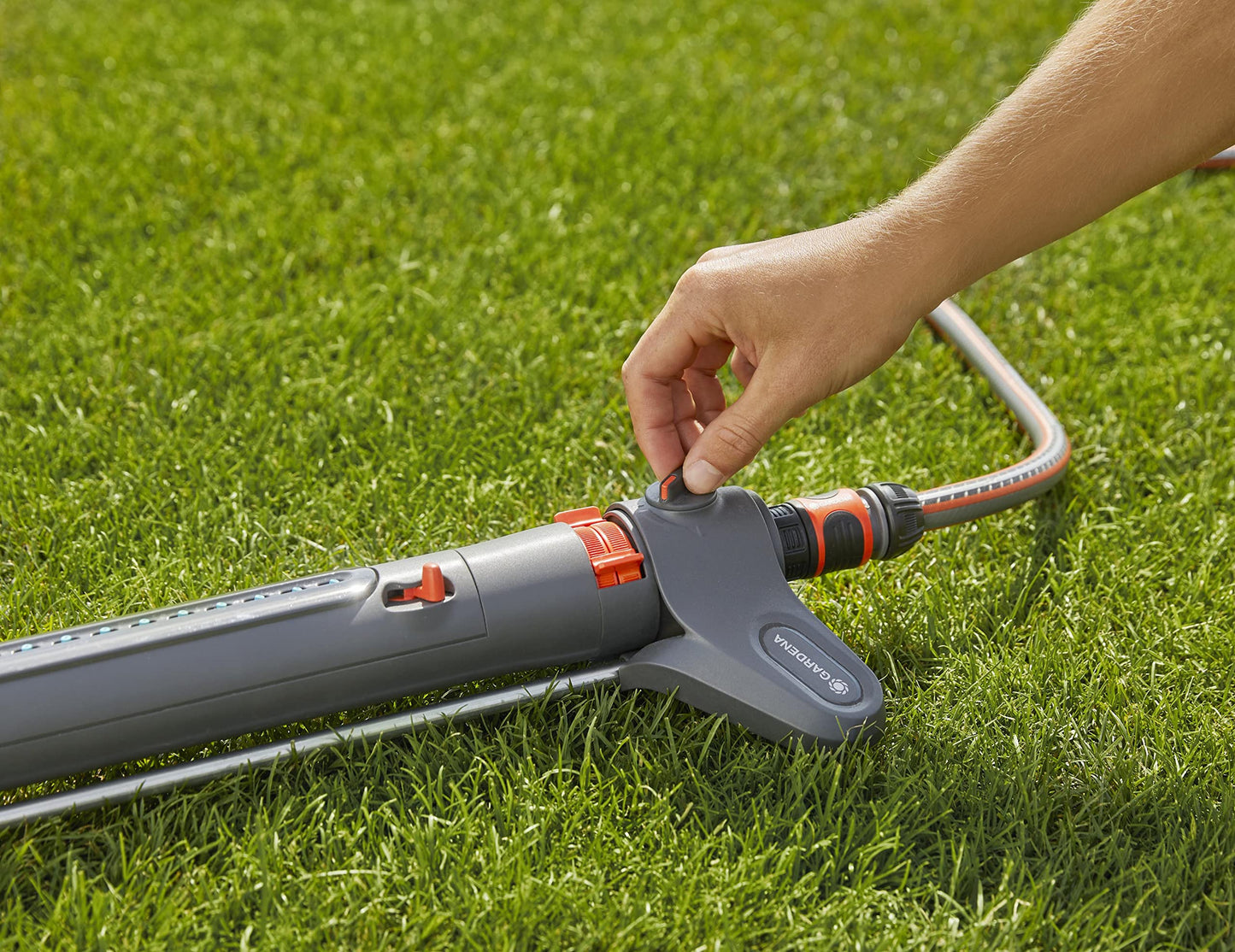 Gardena square sprinkler AquaZoom M: sprinkler for watering areas of 9-250 m², range 3-18 m, blasting distance 3-14 m, integrated metal filter (18712-20)