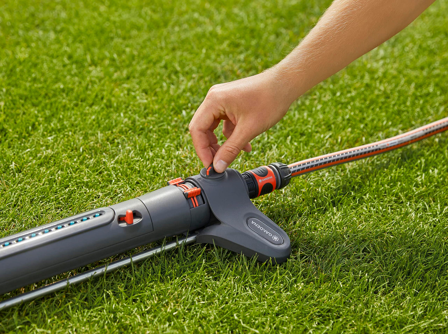 Gardena square sprinkler AquaZoom L: sprinkler for irrigating areas of 28-350 m², range 7-21 m, blasting distance 4-17 m, integrated metal filter (18714-88) - 20570-81.000.00