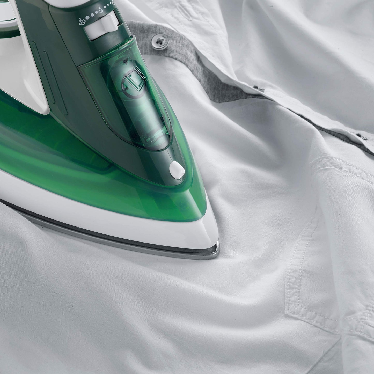 SEVERIN steam iron with robust stainless steel sole, 2400W, 85g, min steam boost, 30g, min variable steam output, removable water tank, anti-drip function, 175 ml, white-green, BA 3261