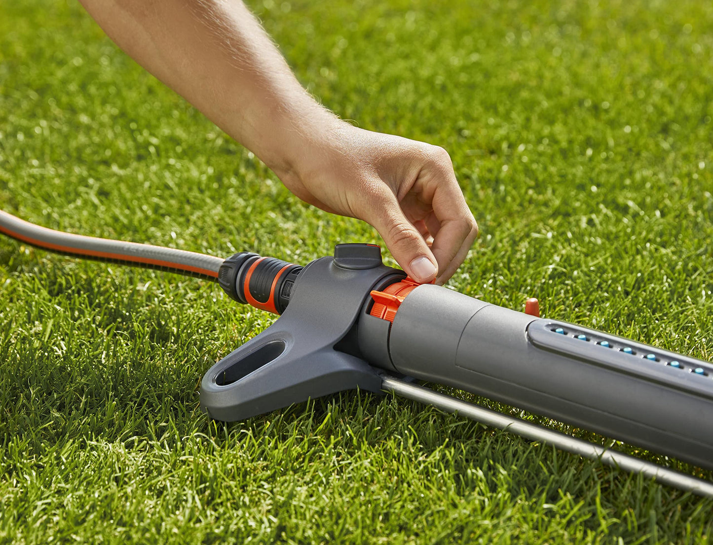 Gardena square sprinkler AquaZoom M: sprinkler for watering areas of 9-250 m², range 3-18 m, blasting distance 3-14 m, integrated metal filter (18712-20)