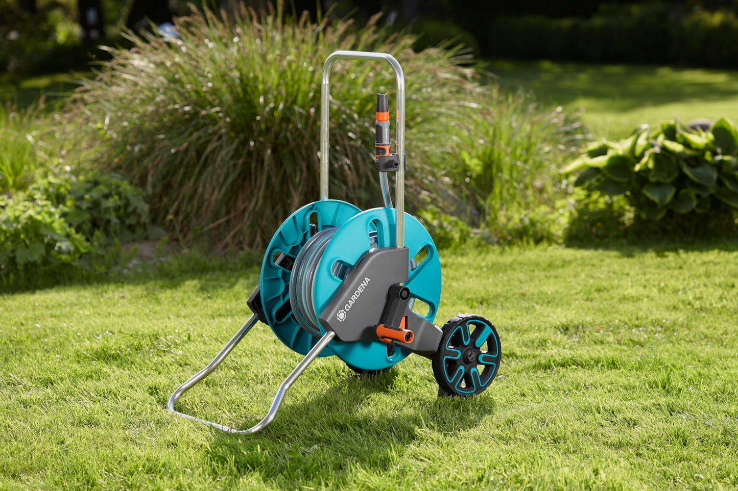 Gardena CleverRoll M Set: Hose trolley with 20 m classic hose and syringe and clip attachment for storage, drip stop, freely selectable crank side (18513-88) - 18513-20
