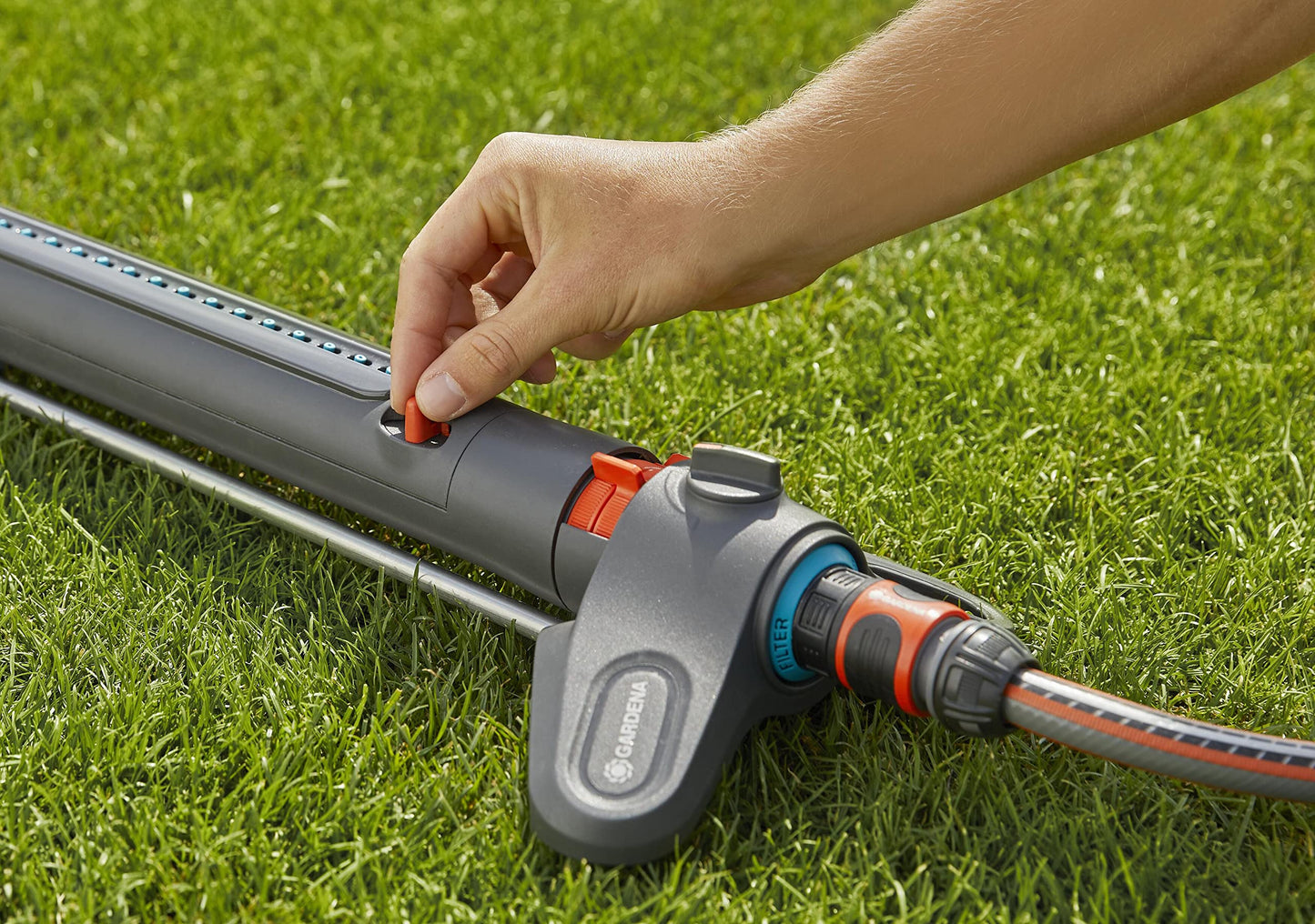 Gardena square sprinkler AquaZoom M: sprinkler for watering areas of 9-250 m², range 3-18 m, blasting distance 3-14 m, integrated metal filter (18712-20)
