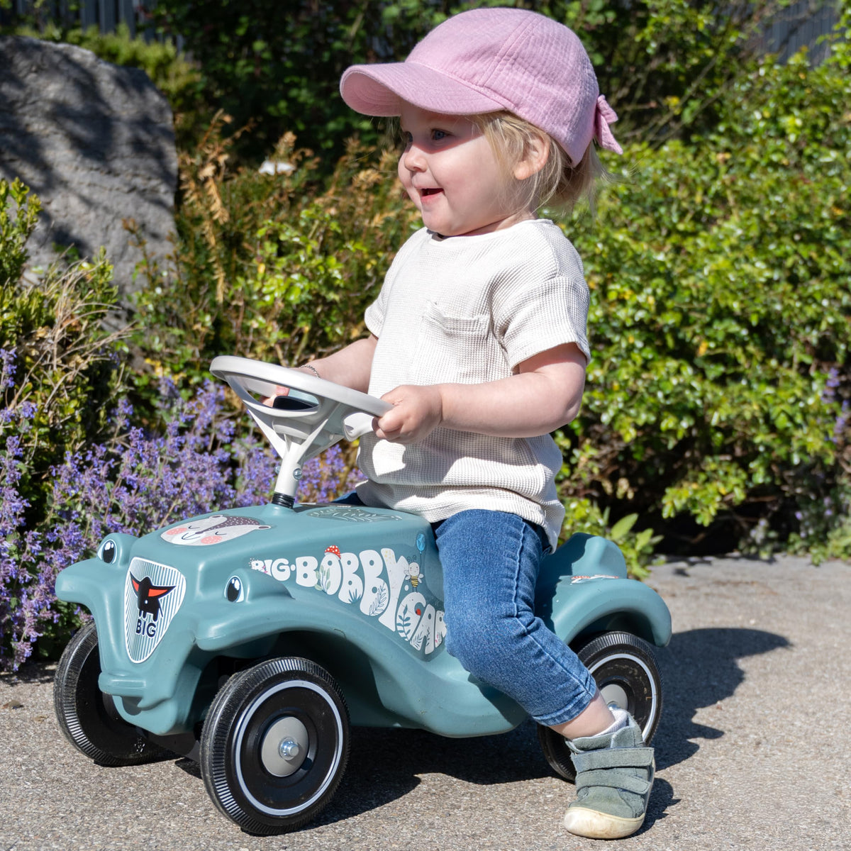 Big Bobby Car Classic Life - Ride-on car for children from 1 year, made from recycled plastic, ergonomic body, safety steering wheel with horn, sturdy wheels, Petrol-Beige, suitable from 12 months. - 800056148