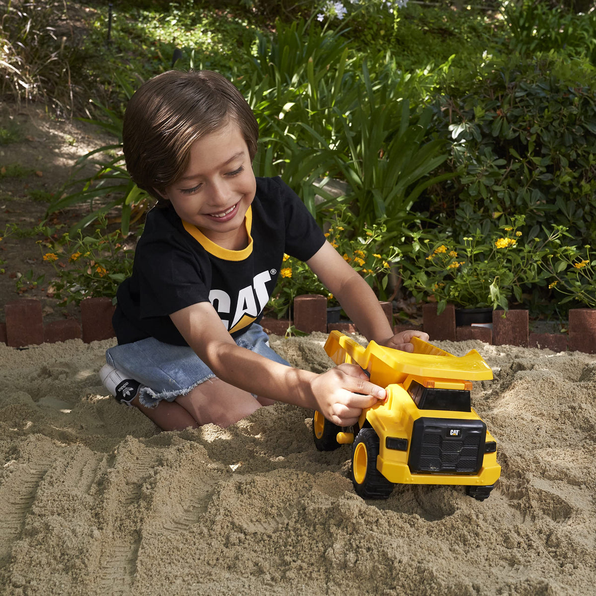 Caterpillar by Funrise 82266 Caterpillar Dump Truck, CAT Power Haulers Dump Truck Construction Vehicle, Yellow, Black