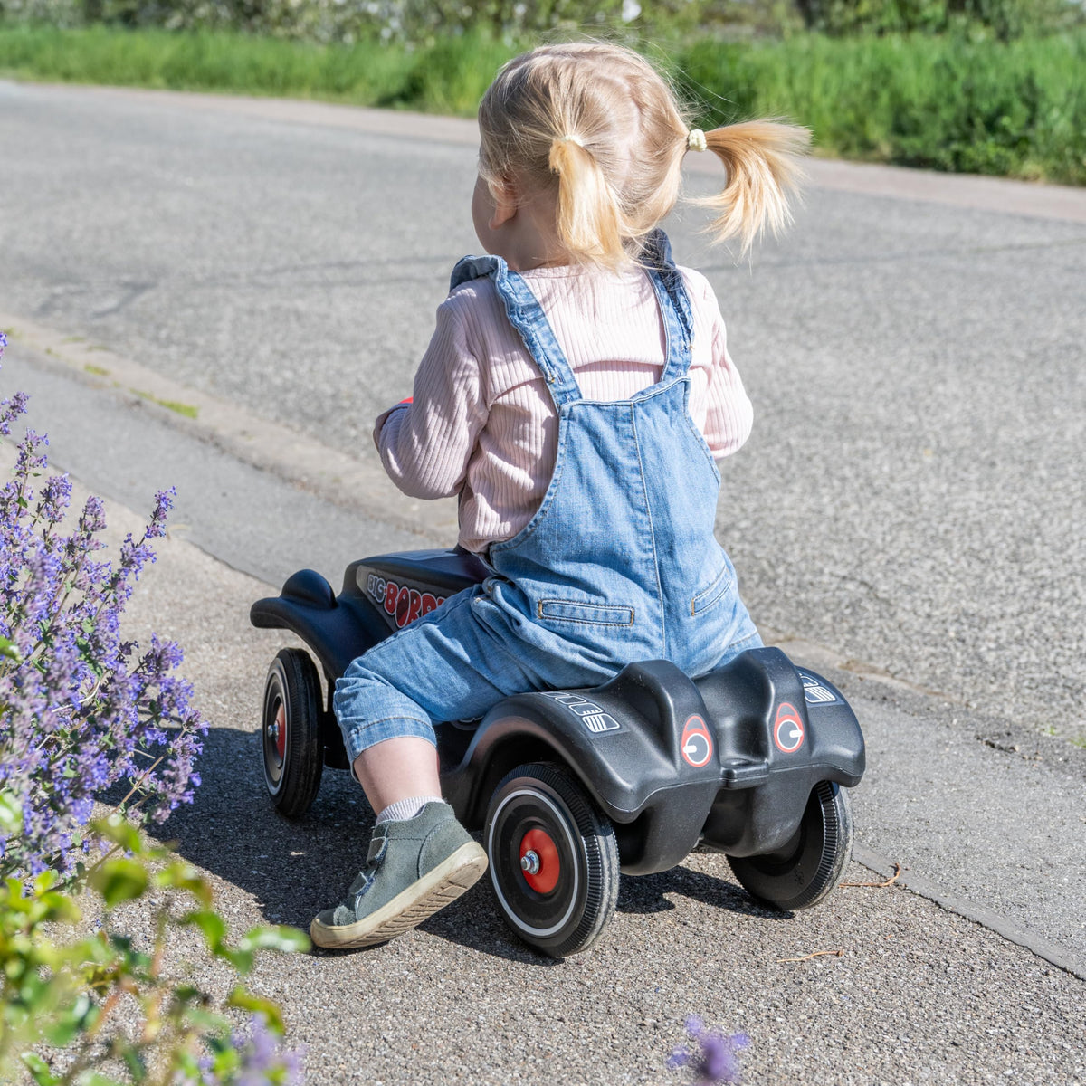 Big Bobby Car Classic GT - Ride-on car with racing design, safety steering wheel with horn, ergonomic body, towing hitch, children's vehicle in black-red, suitable from 12 months. - 800056149