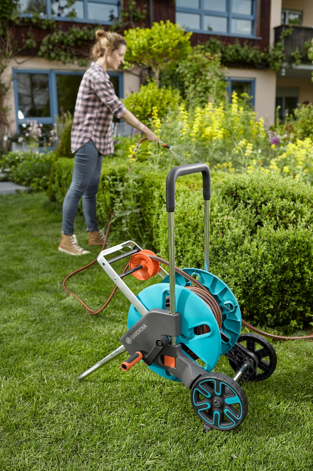 Gardena CleverRoll M Easy Set: Hose reel with a capacity of up to 60 m, particularly stable, featuring a comfortable hose guide in a robust metal frame, drip stop (18517-20)