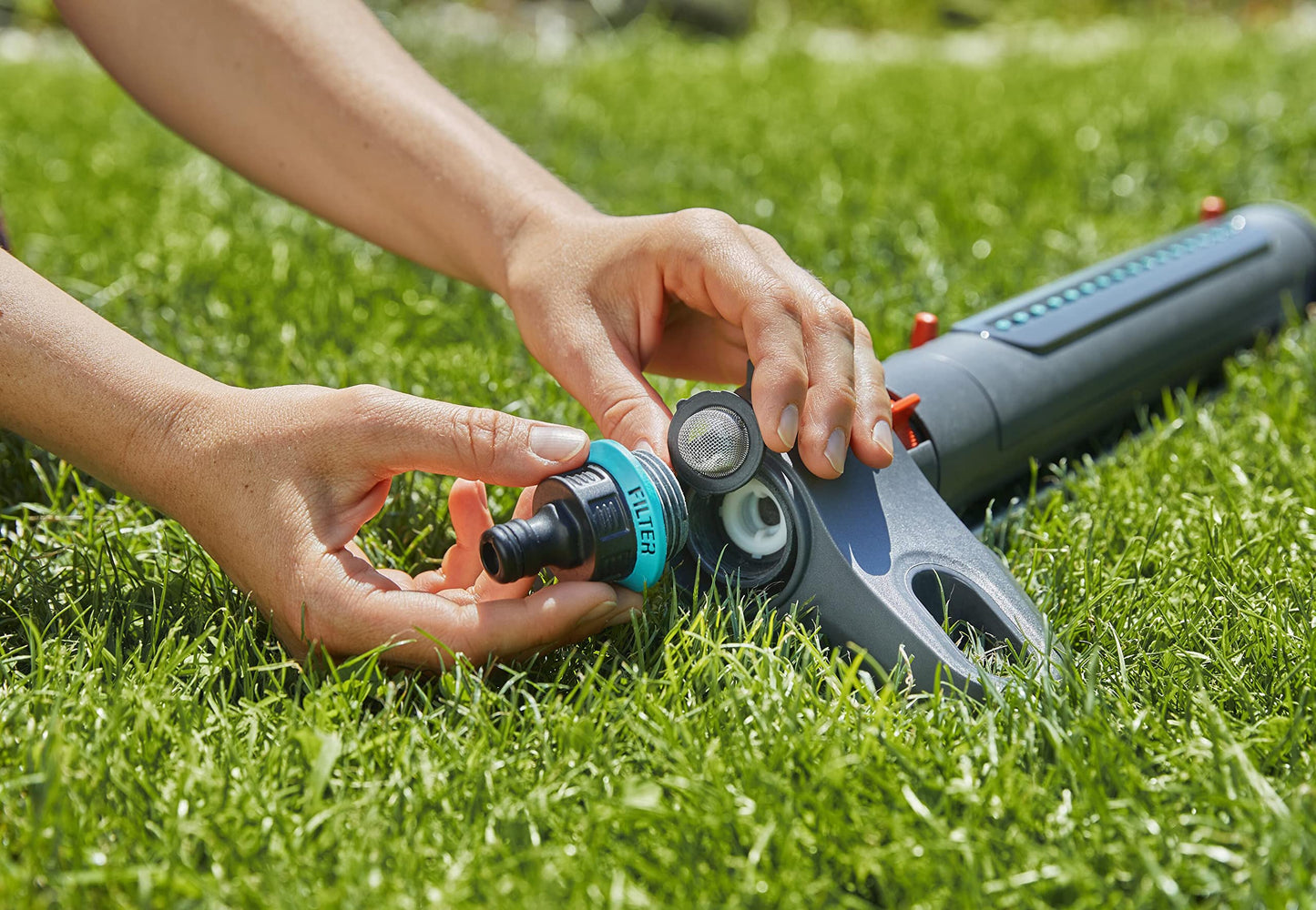 Gardena square sprinkler AquaZoom M: sprinkler for watering areas of 9-250 m², range 3-18 m, blasting distance 3-14 m, integrated metal filter (18712-20)