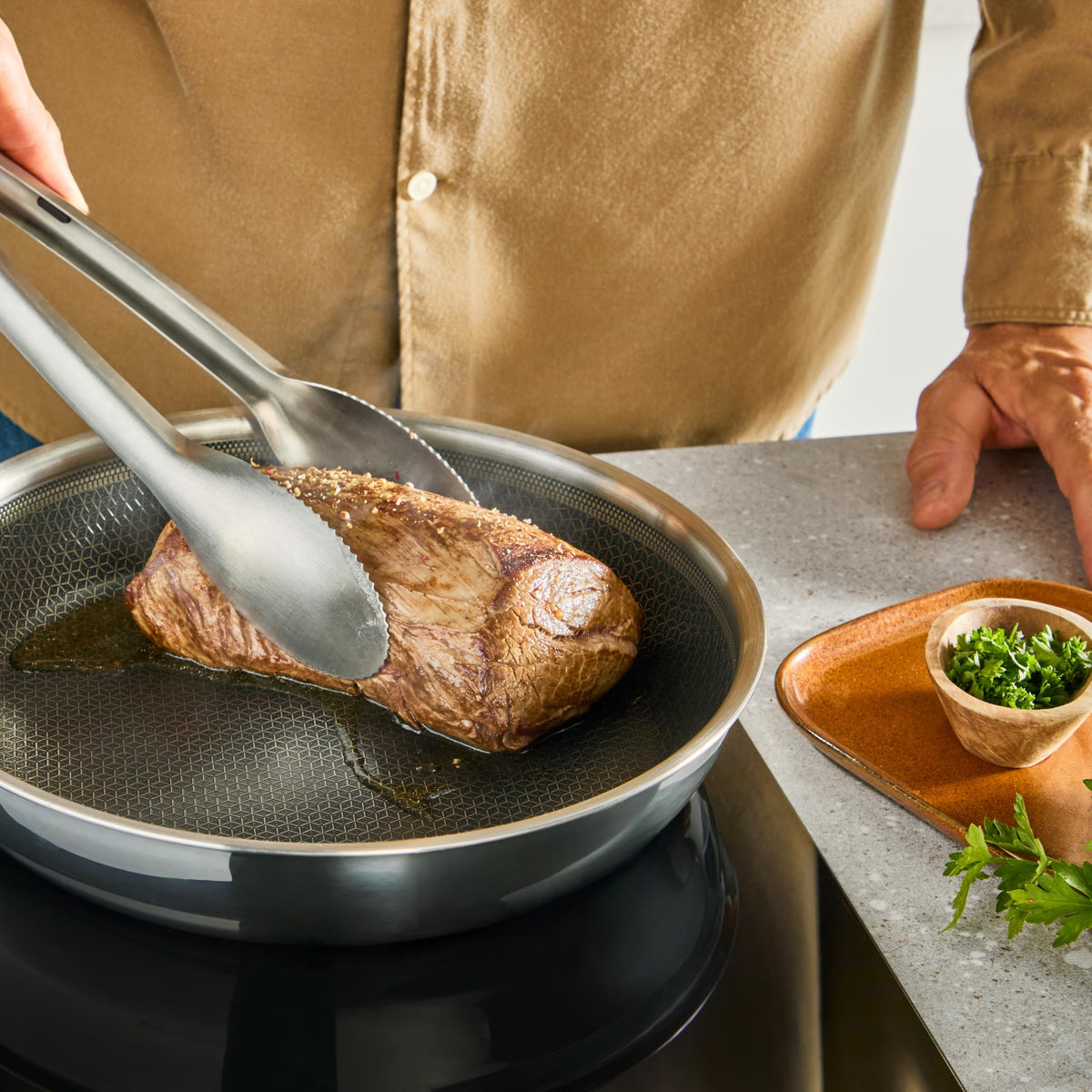 Tefal Master Mesh Wokpfanne cu ceramică, 28 cm, sigură pentru spatula din metal, combinație din oțel inoxidabil și strat de protecție, prăjire perfectă, eliberare ușoară, compatibilă cu inducție, lavabilă în mașina de spălat vase E5331934