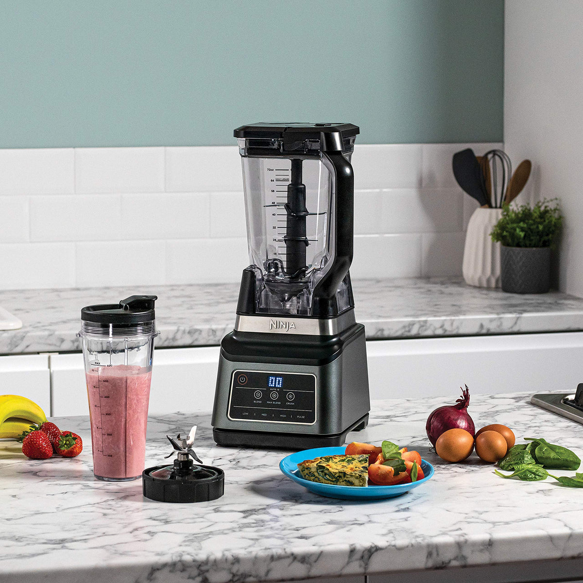 Ninja 2-in-1 Mixer cu 3 programe; Mixare, Max Mixare și Tocare & 4 setări manuale, recipient de 2,1L & pahar de 700ml, 1200W, lavabil în mașina de spălat vase, Auto-iQ, Negru BN750EU