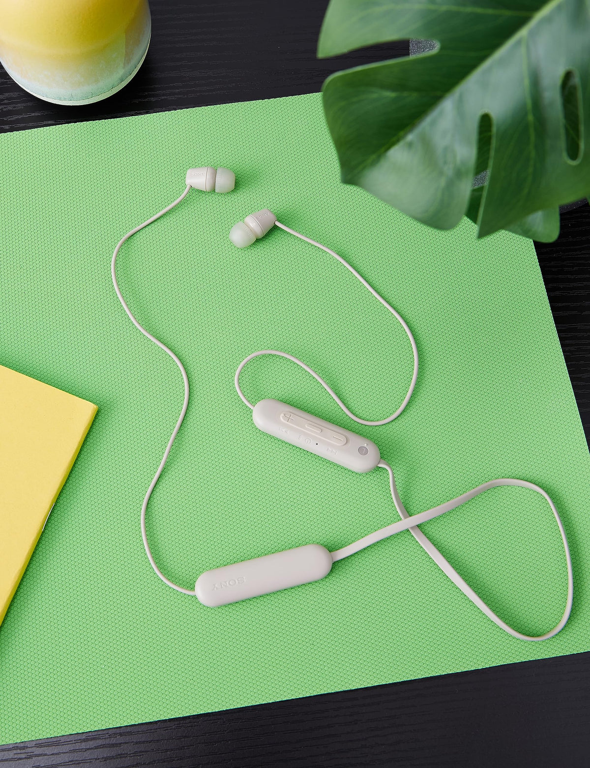 Căști In-Ear Sony kabellose WI-C100 (până la 25 de ore autonomie, optimizate pentru asistenți vocali, microfon integrat pentru apeluri, Bluetooth), Taupe, mici - WIC100CCE7