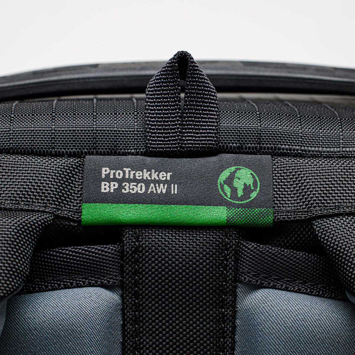 Lowepro Pro Trekker BP 350 AW II, Geantă pentru cameră, Rucsac din material reciclat, Potrivit pentru laptop sau tabletă de 15”, Divizoare MaxFit, Capac rezistent la intemperii, Caz pentru mirrorless DSLR, Negru Gri Închis, LP37268-GRL