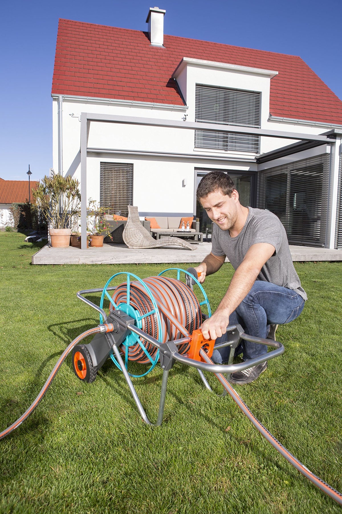 Gardena Metal Hose Cart 100: Sturdy, coated hose reel, angled hose connection, drip stop, Max. 100 m 1/2 inch, 80 m 5/8 inch, 50 m 3/4 inch, 25 m 1 inch (2674-20) - 2674-U
