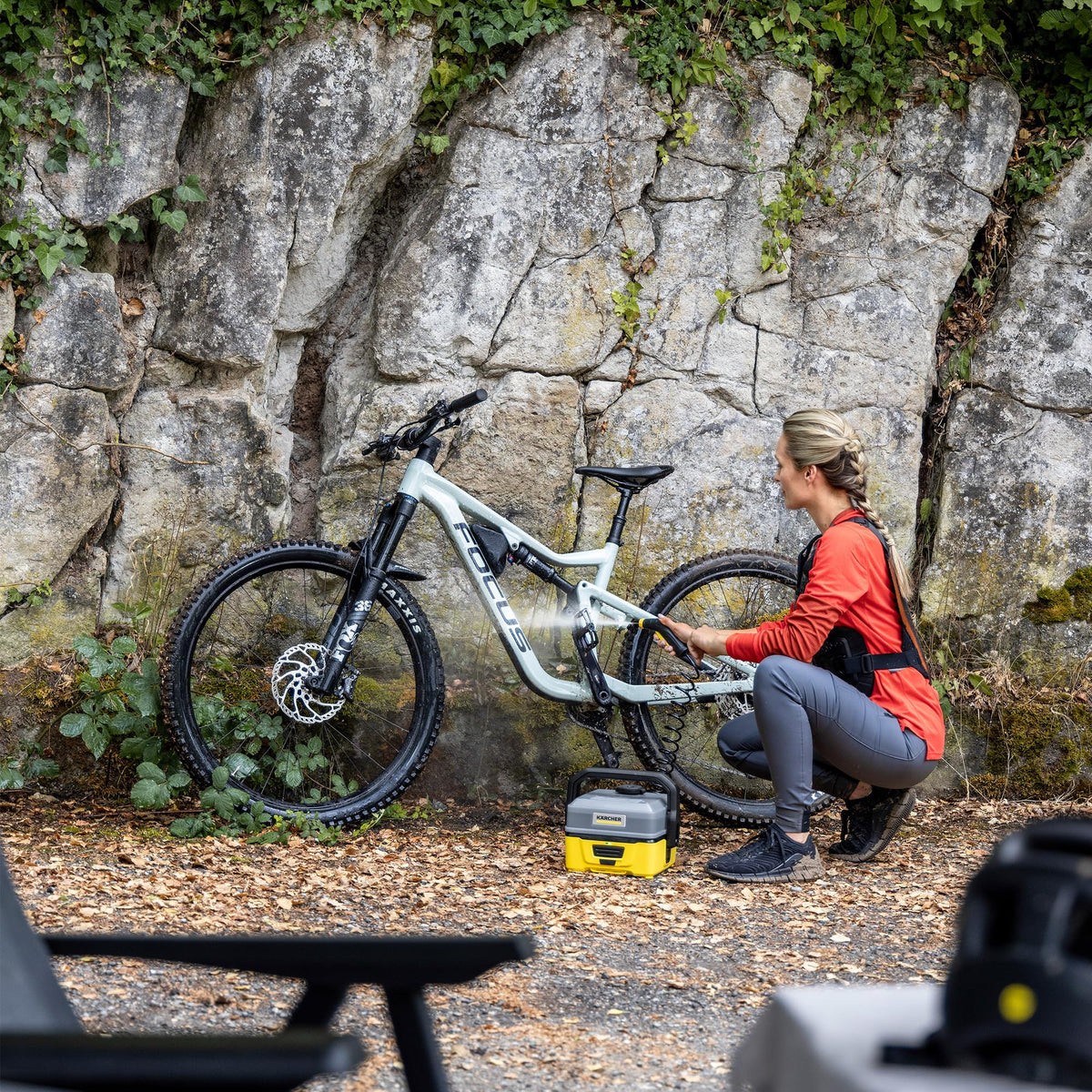 Kärcher OC 3 Bike Box Pressure Cleaner, low pressure, flow rate: 2 l/h, weight: 2.2 kg, 4 l tank, spiral hose: 2.8 m, flat jet nozzle, universal brush, cleaning agent, microfiber cloth, accessory box - 1.680-017.0